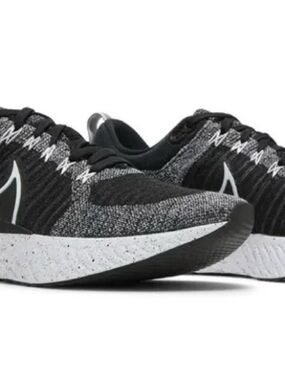 Nike Women’s React Infinity Run sneakers size